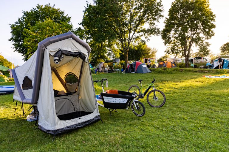 B-Turtle Zeltanhänger von Gentle Tent mit E-Lastenrad auf Campingplatz